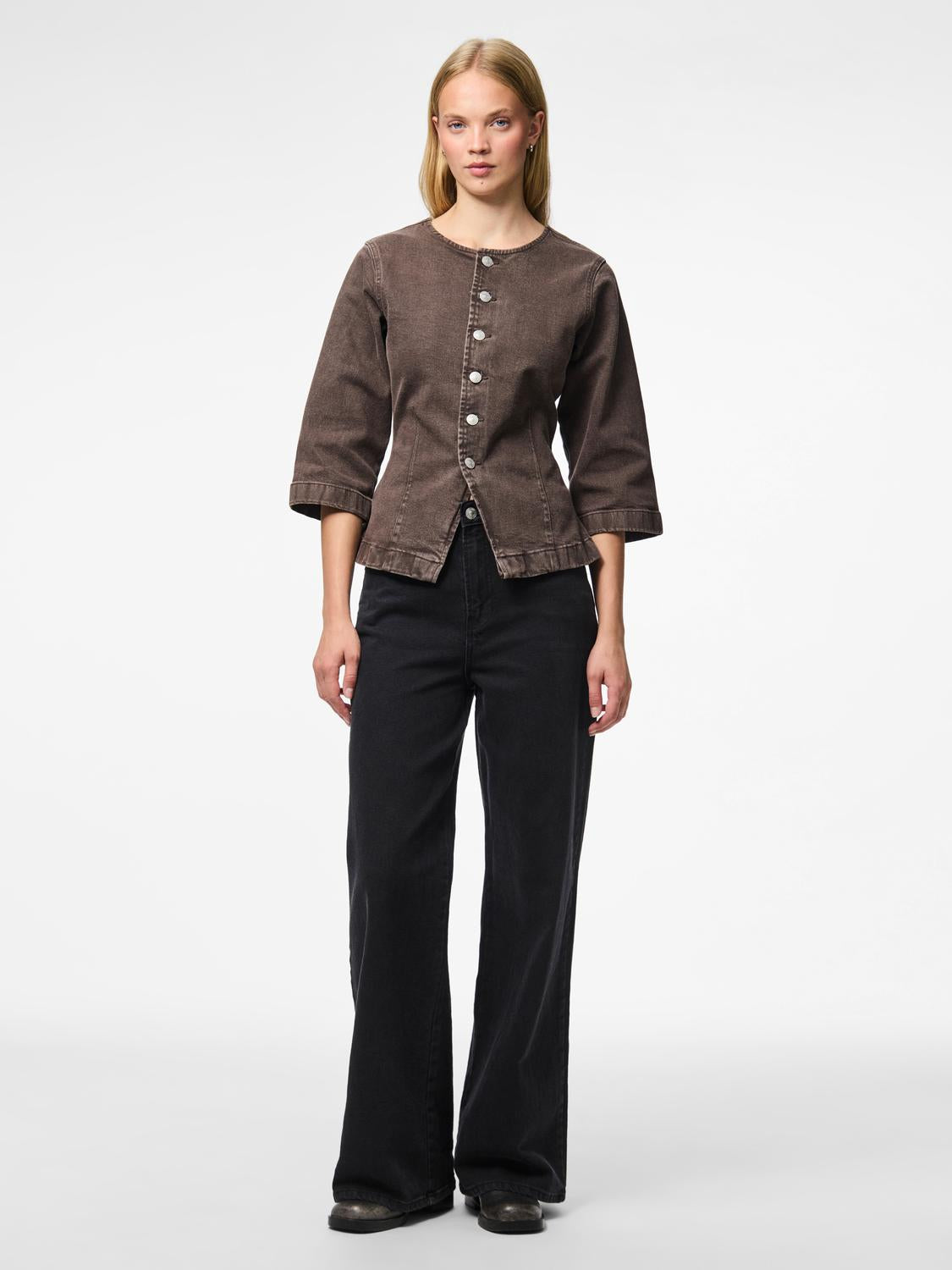 model_shot-front_full